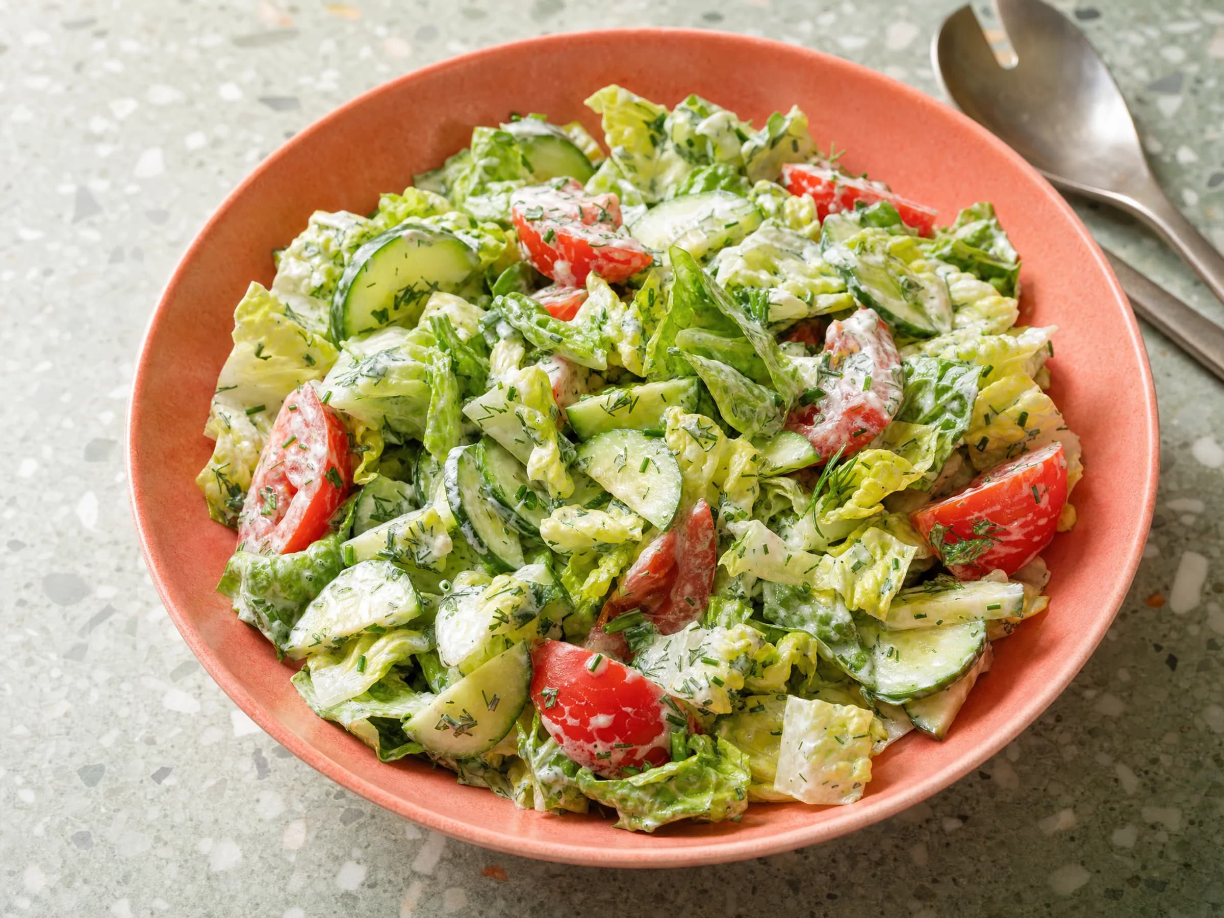 Romanasalat mit Tomate, Gurke und Joghurt-Kräuter-Dressing Rezeptfoto Romanasalat mit Tomate, Gurke und Joghurt-Kräuter-Dressing fertig angerichtet
