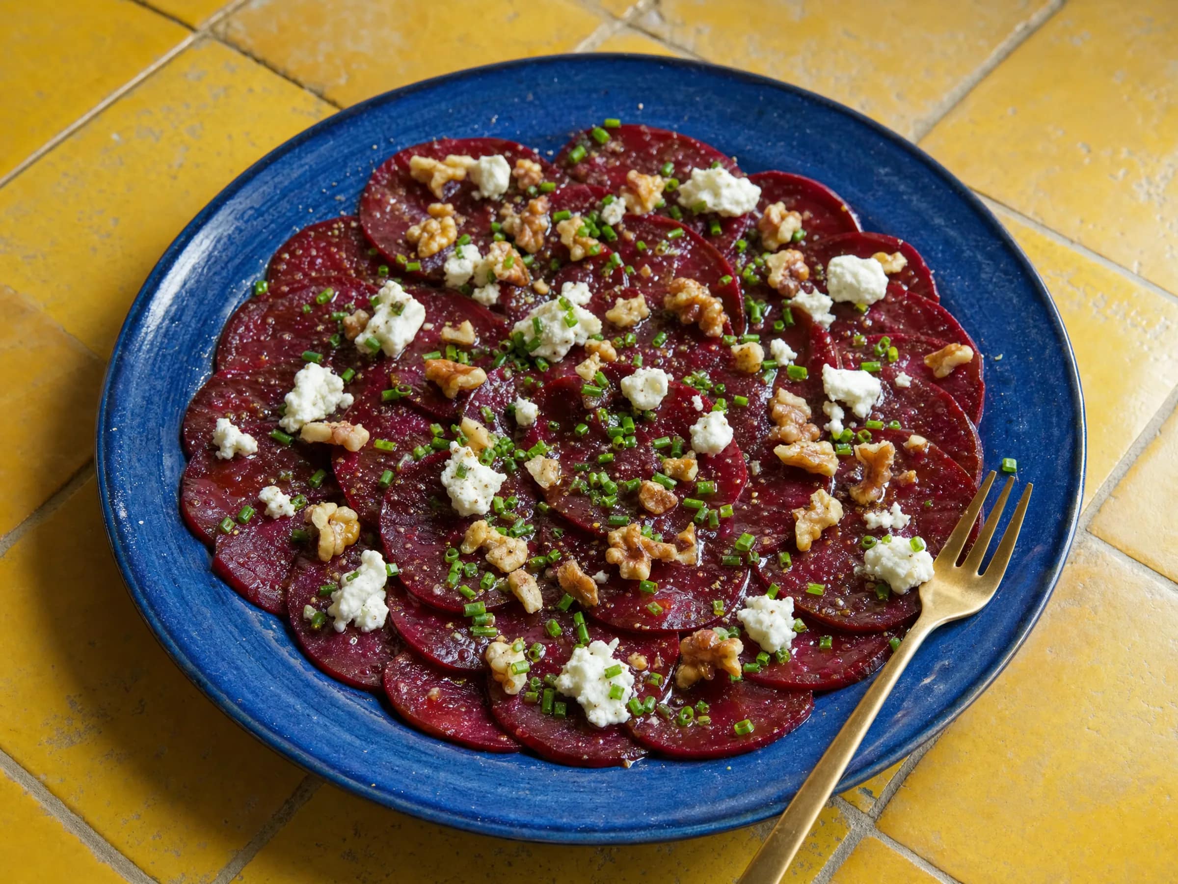 Rote-Bete-Carpaccio mit Ziegenkäse und Walnüssen