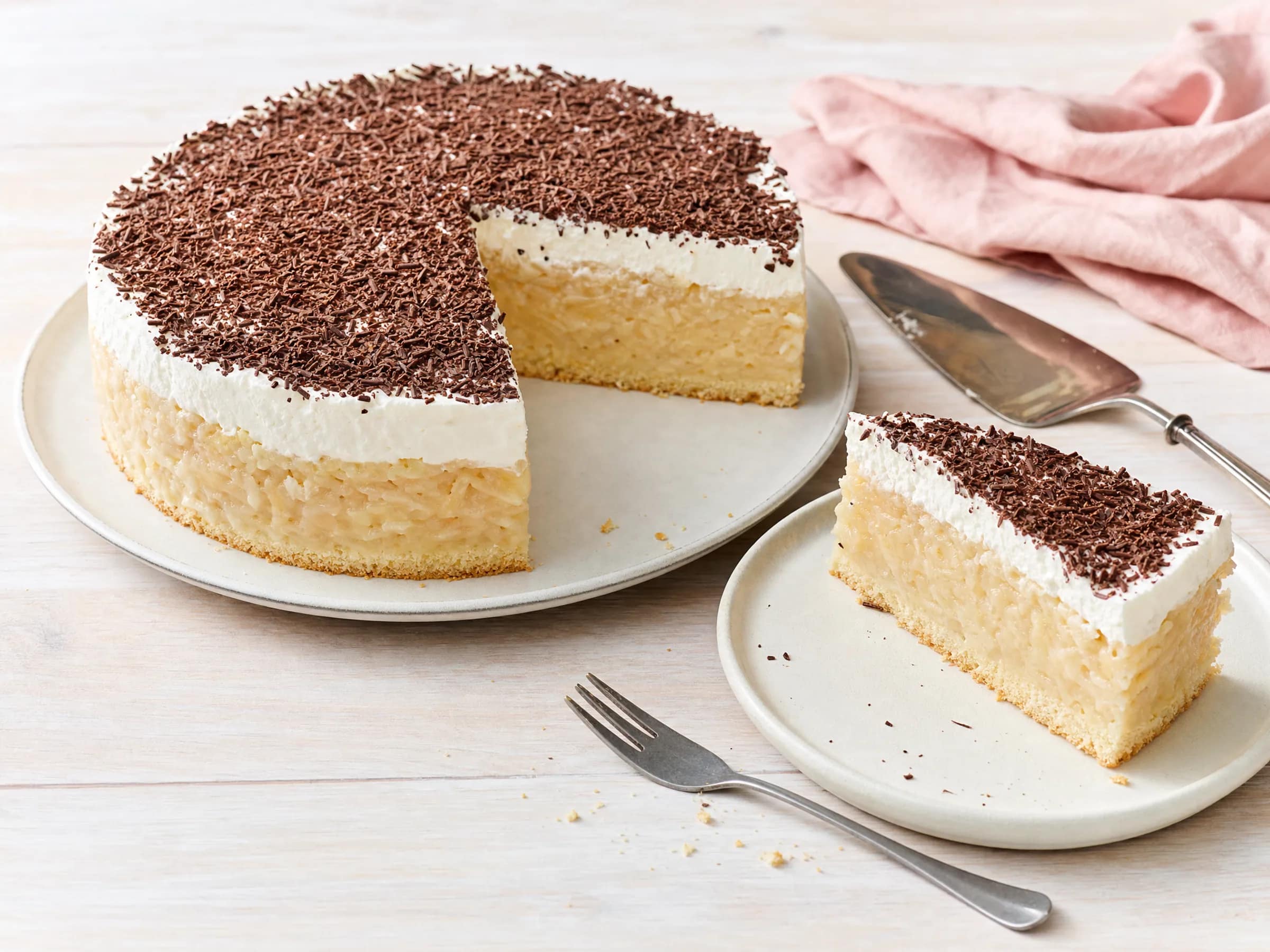 Schwedische Apfeltorte mit Vanillepudding und Sahnehaube
