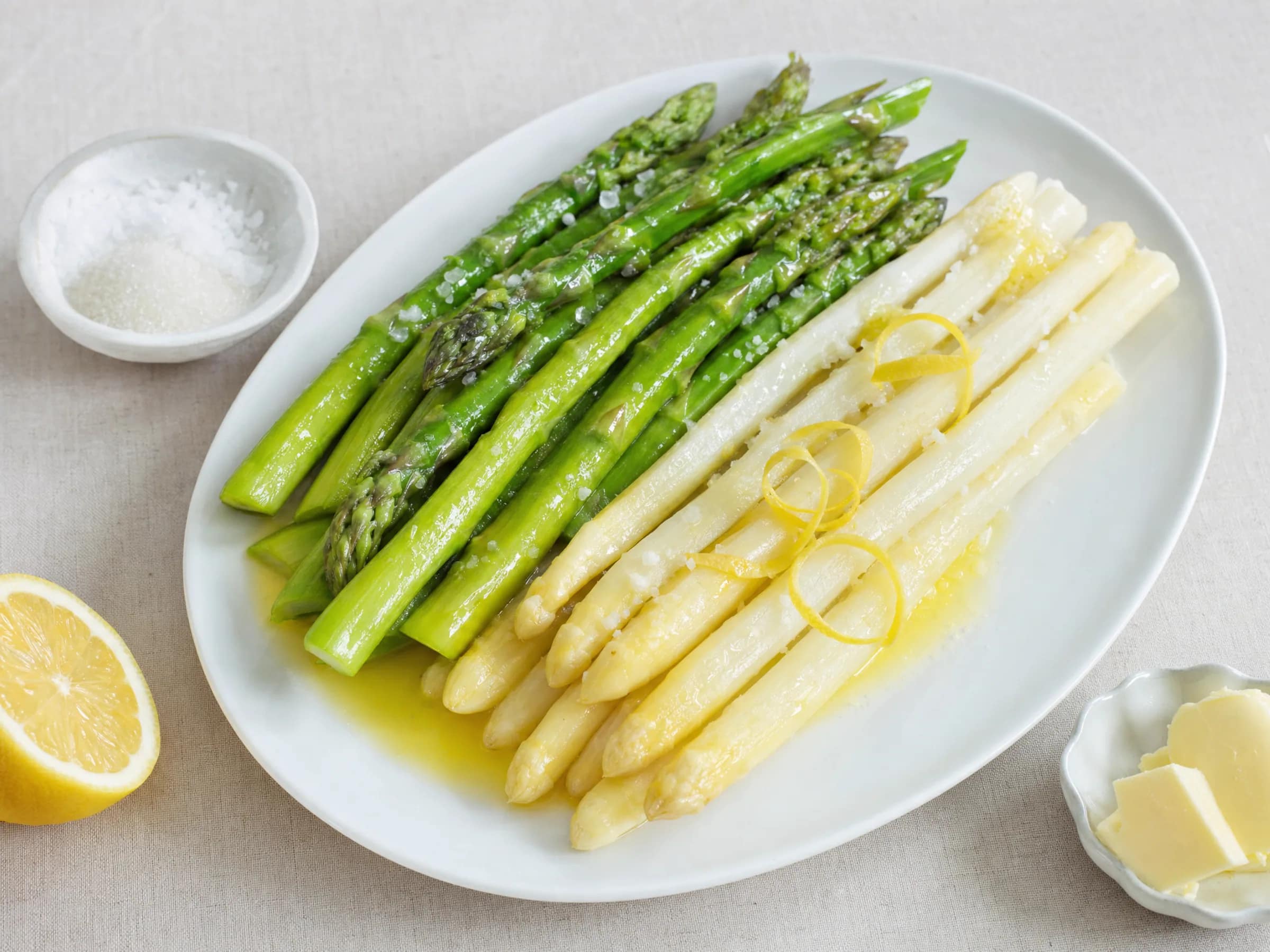 Spargel kochen – weiß und grün mit klaren Garzeiten Rezeptfoto Spargel kochen – weiß und grün mit klaren Garzeiten fertig angerichtet