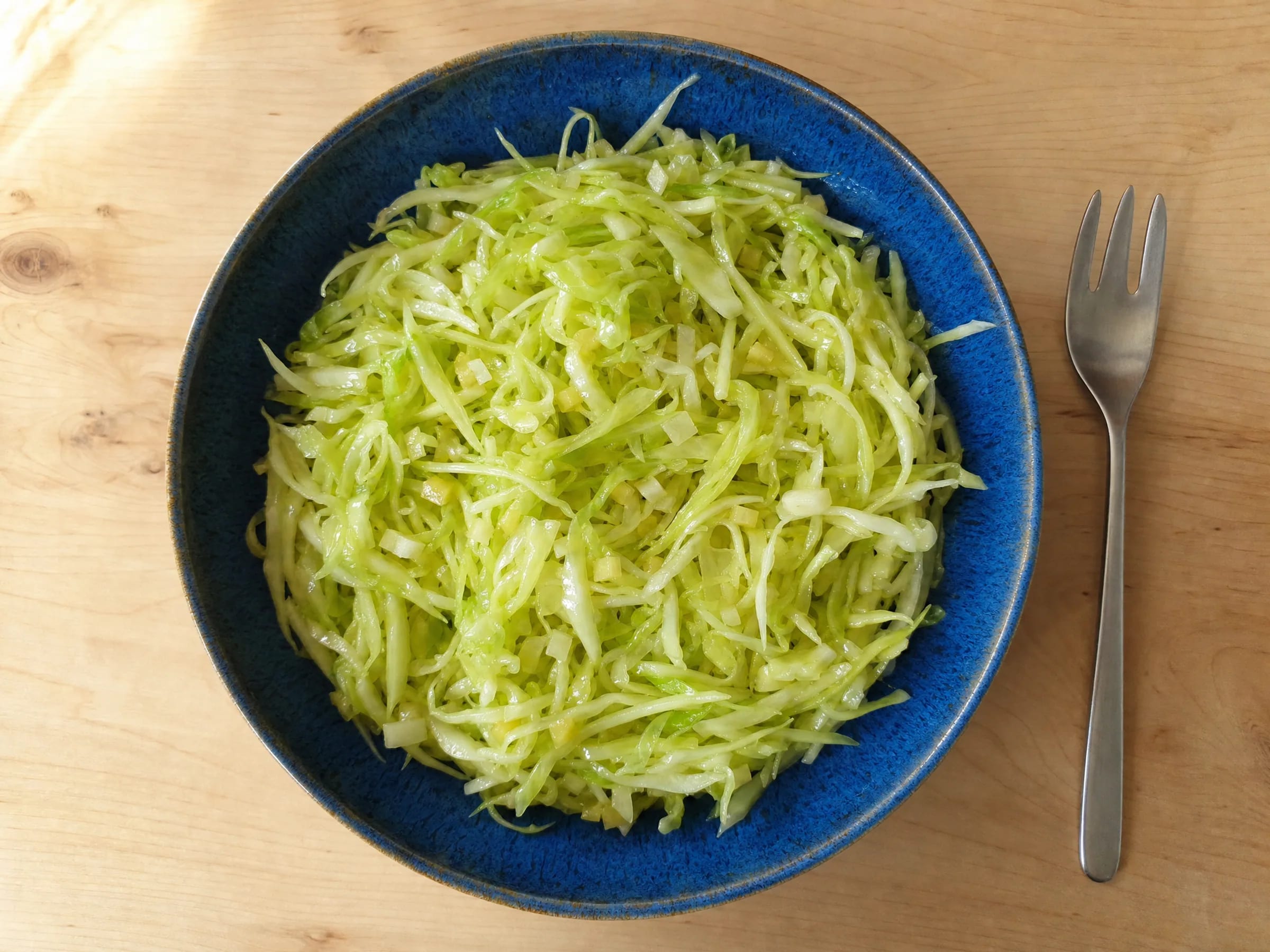 Spitzkohlsalat mit Essig-Öl-Dressing Rezeptfoto Spitzkohlsalat mit Essig-Öl-Dressing fertig angerichtet