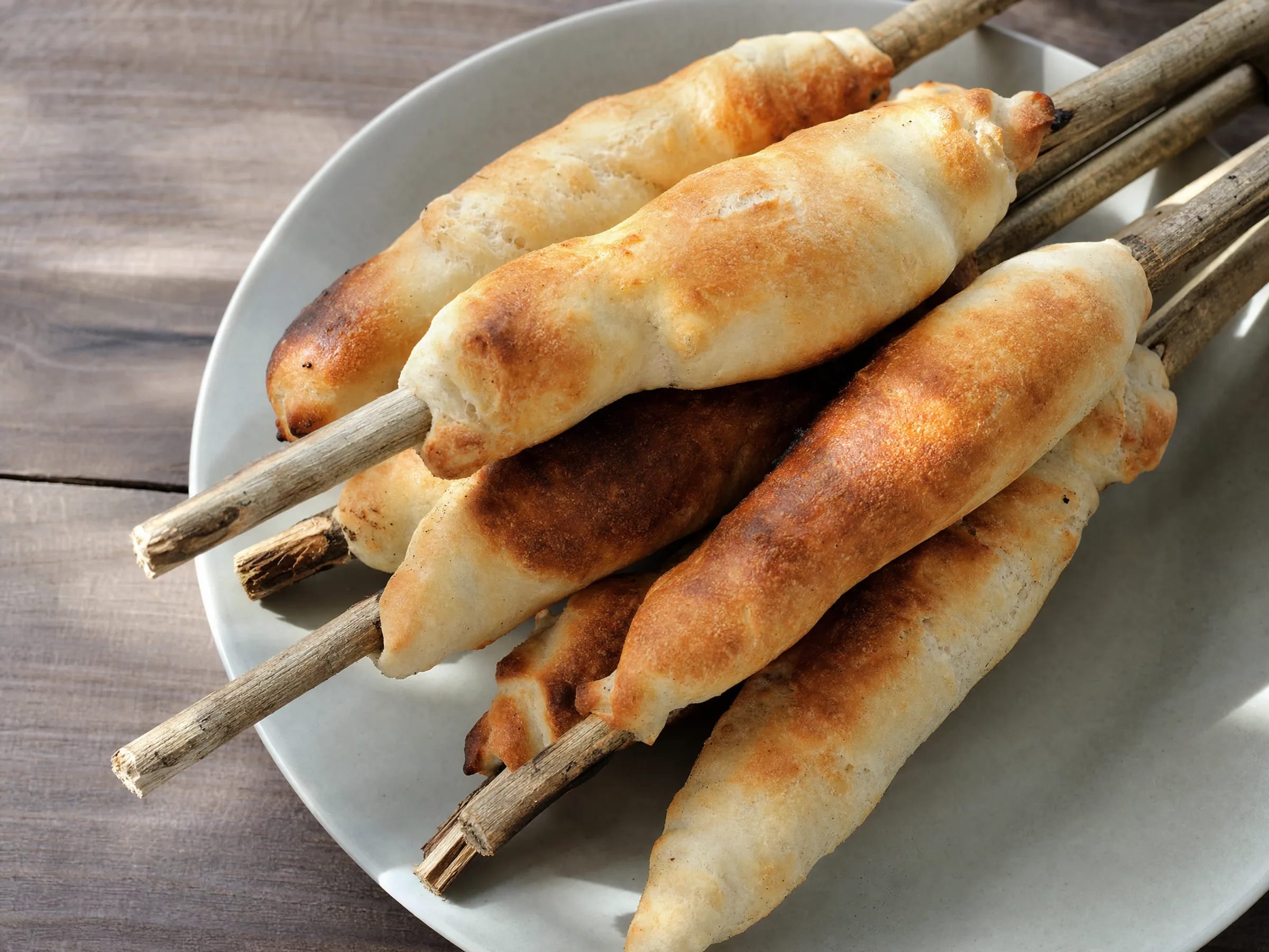 Stockbrot ohne Hefe – sofort formbar und knusprig über Glut Rezeptfoto Stockbrot ohne Hefe – sofort formbar und knusprig über Glut fertig angerichtet