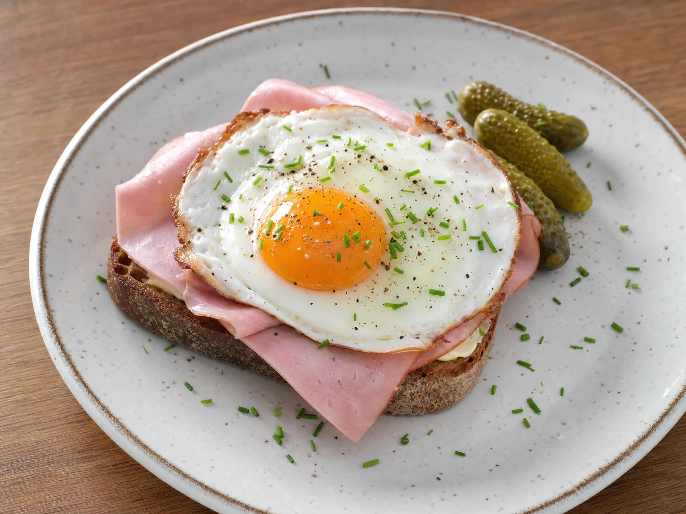 Strammer Max mit Kochschinken und Spiegelei