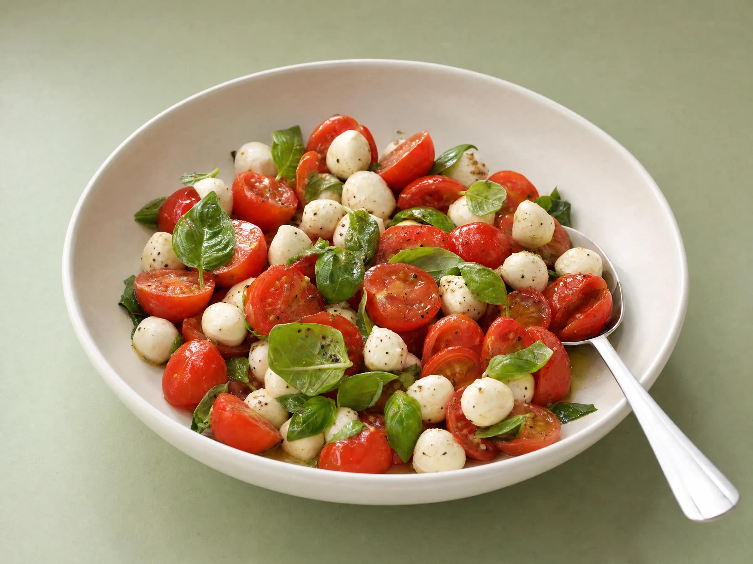 Tomate-Mozzarella-Salat mit hellem Balsamico-Dressing