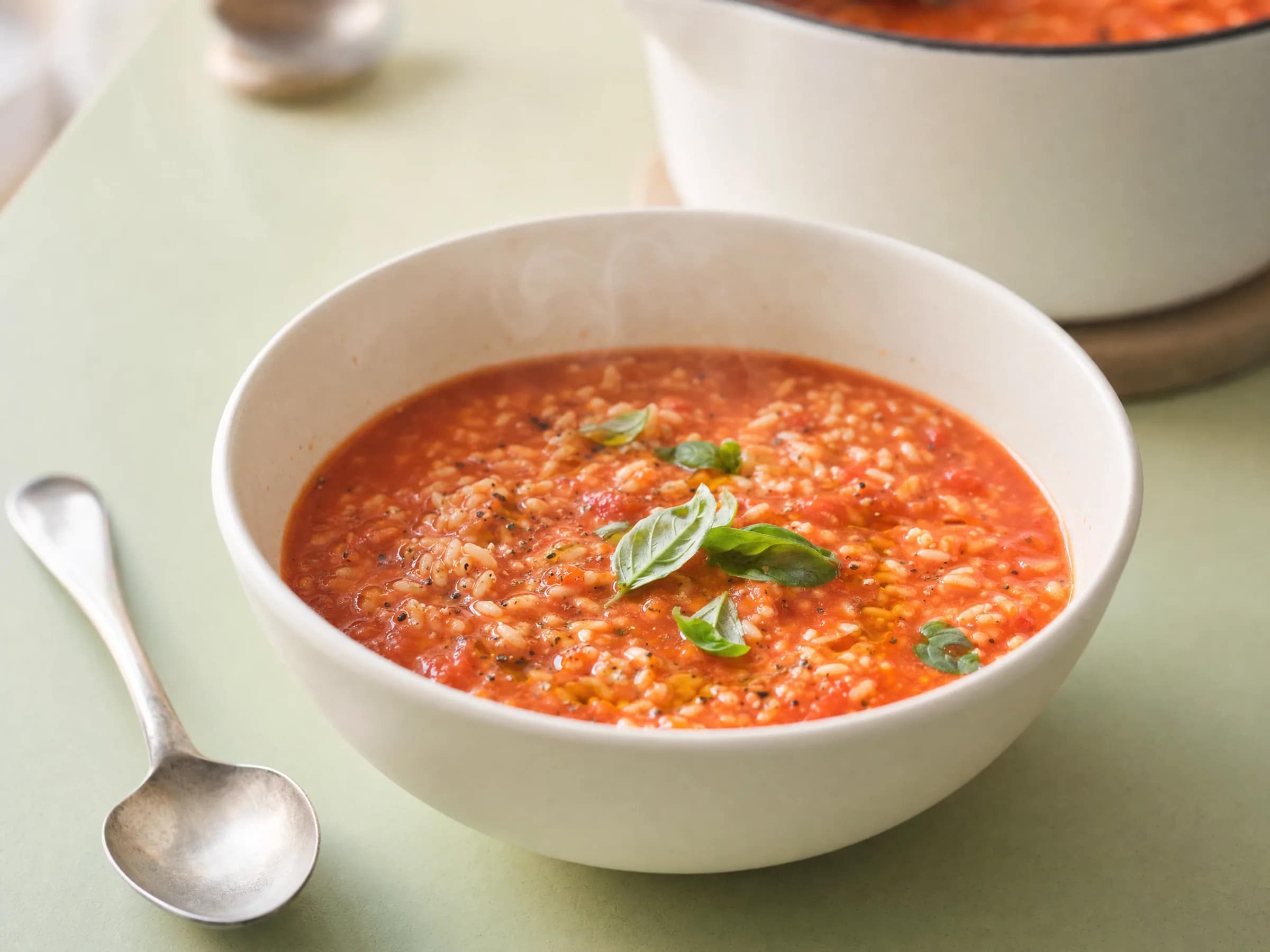 Tomatensuppe aus frischen Ofentomaten mit körnigem Reis