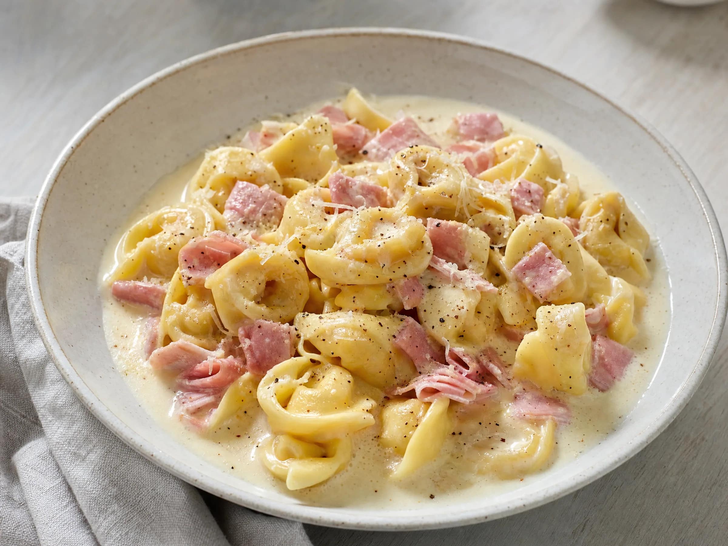 Tortellini alla Panna mit Prosciutto und seidiger Sahnesauce