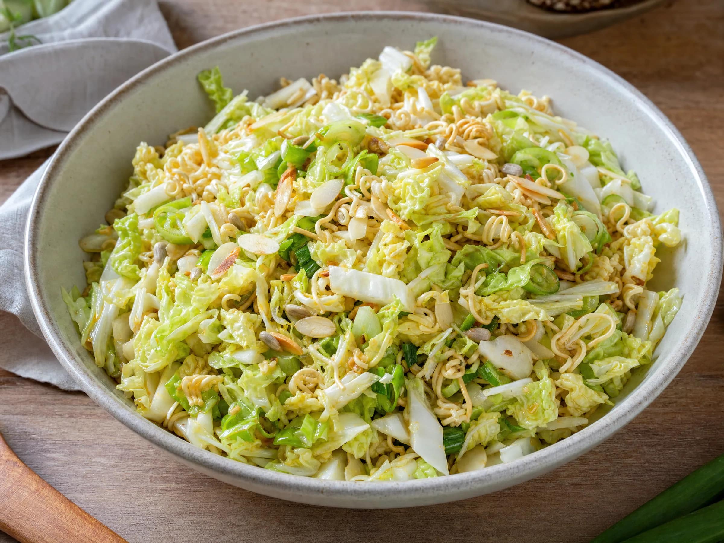 Yum Yum Salat mit Chinakohl und Instantnudeln