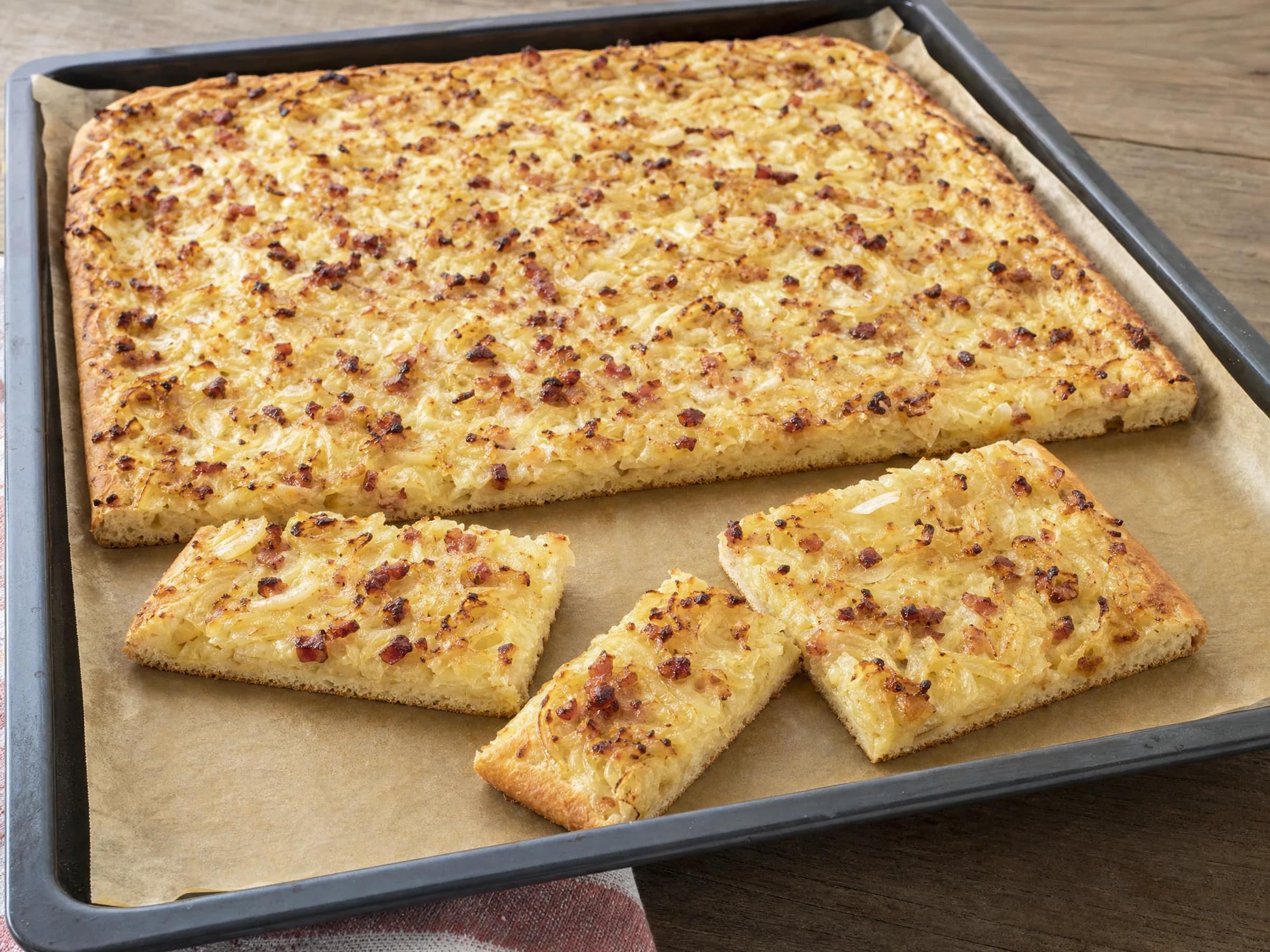 Zwiebelkuchen vom Blech mit Hefeteig – schwäbisch