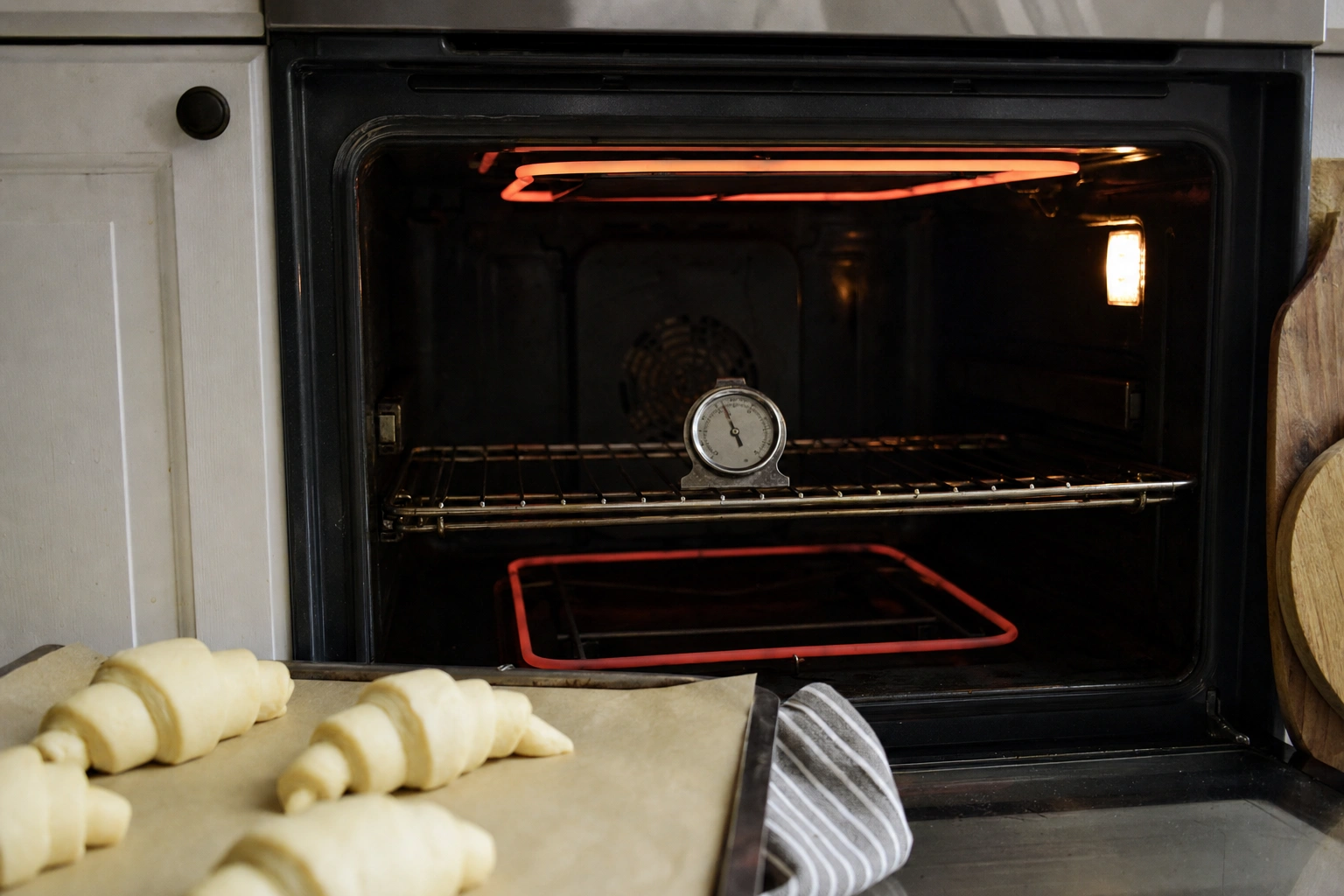 Realistische Bildanleitung zu „Backofen vorheizen: wann es zählt und wann nicht“