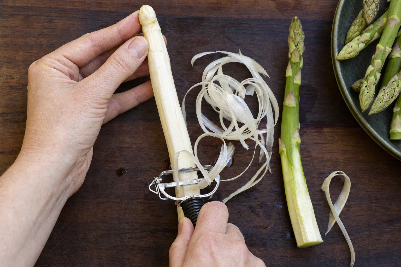 Realistische Bildanleitung zu „Spargel schälen: weißen und grünen Spargel vorbereiten“