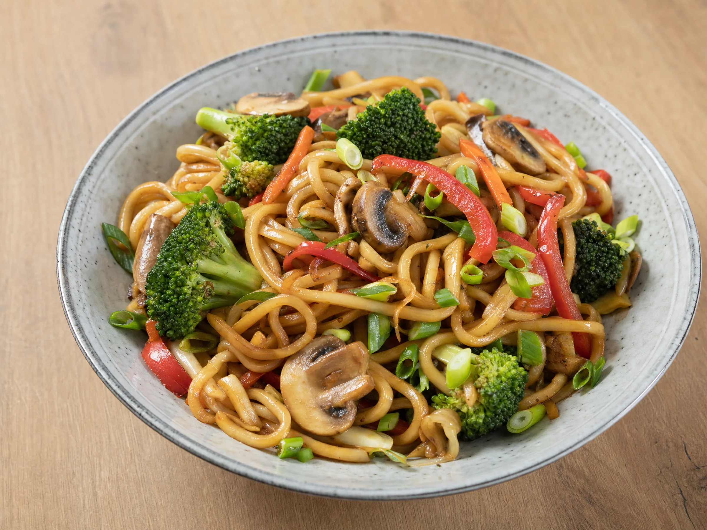 Gebratene Udon-Nudeln mit Gemüse und Sojasauce